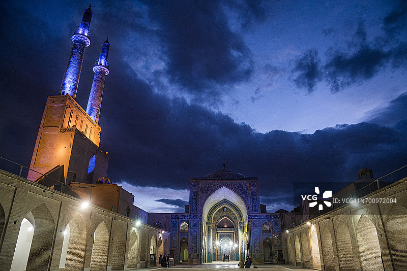 阴霾天空下的黄昏，伊朗雅兹德的贾梅清真寺庭院图片素材