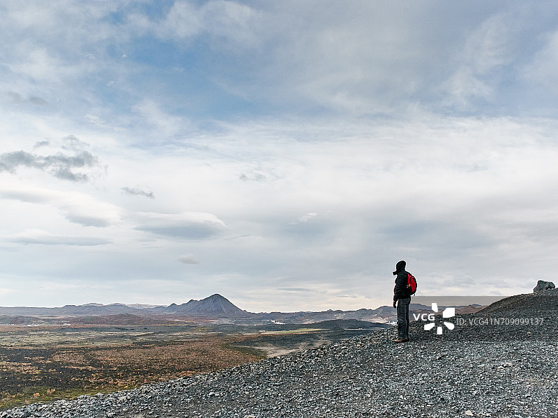 游客望着稀稀落落的风景，冰岛的米凡特湖图片素材