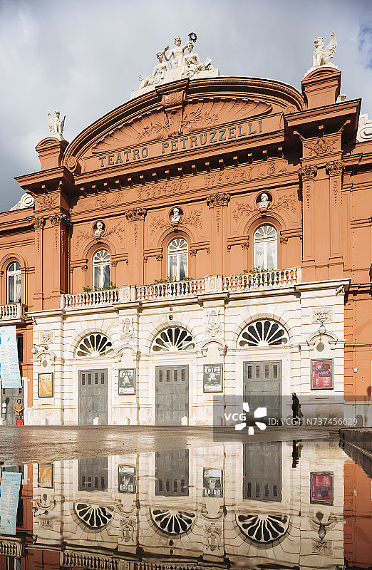 剧院的正面和水中的镜像，巴里，普利亚，意大利图片素材