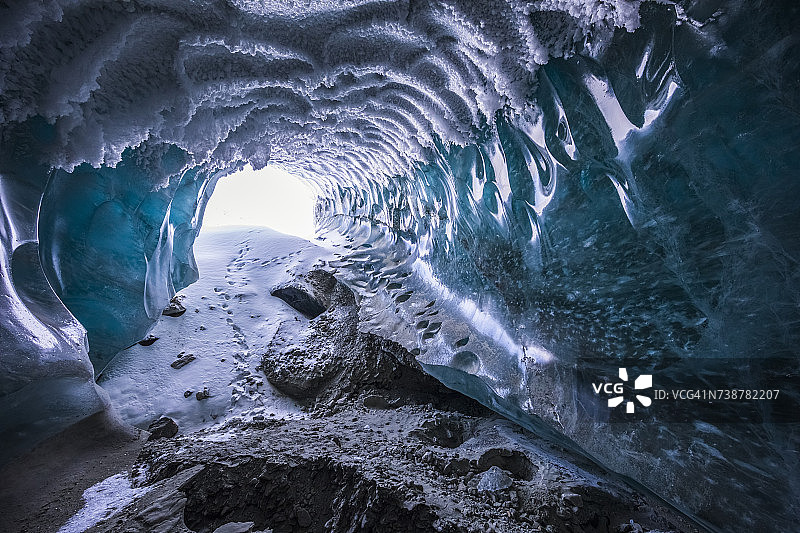 冬天，坎威尔冰川冰洞的天花板上覆盖着白霜图片素材