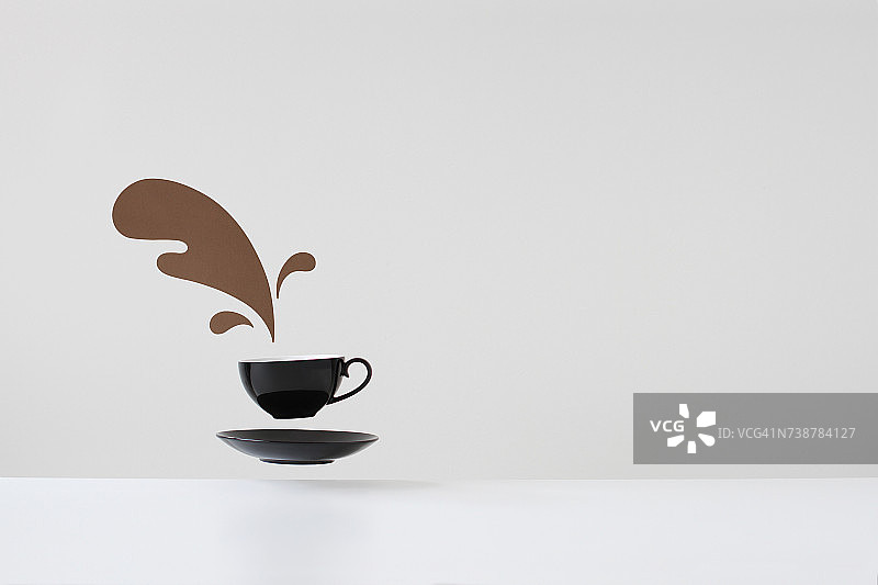 从漂浮的杯碟上溢出的概念咖啡图片素材