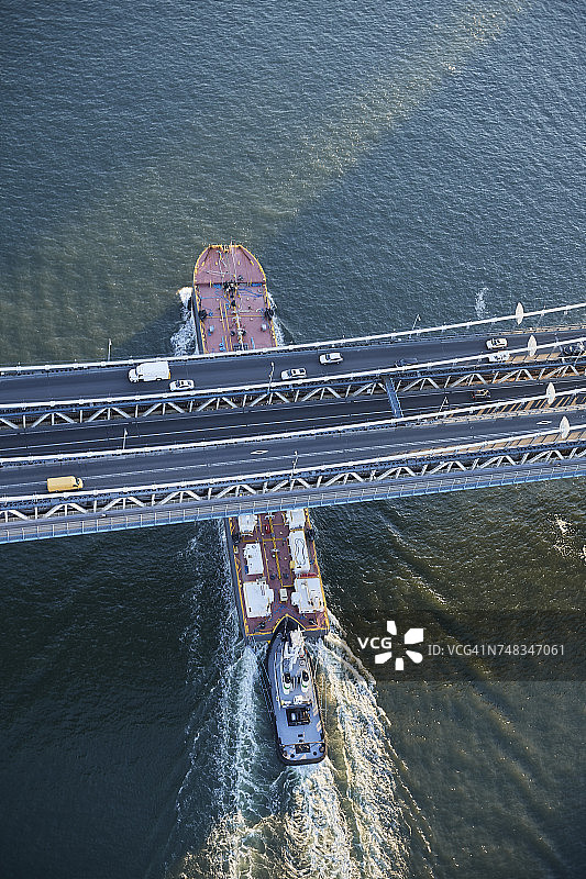 美国，纽约市，驳船在曼哈顿大桥下航行，东河，鸟瞰图图片素材