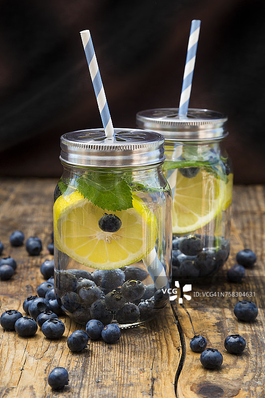 两杯柠檬水，蓝莓和薄荷图片素材