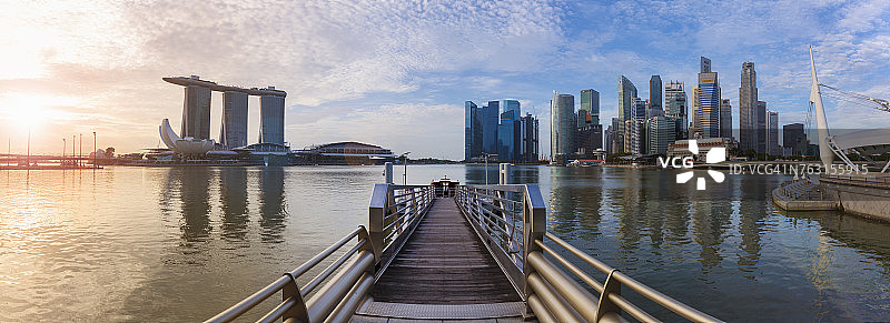 城市天际线和滨海湾酒店日落，新加坡，东南亚图片素材