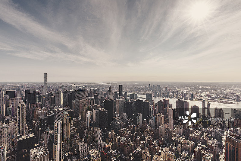 从美国纽约帝国大厦眺望曼哈顿和东河的天空图片素材