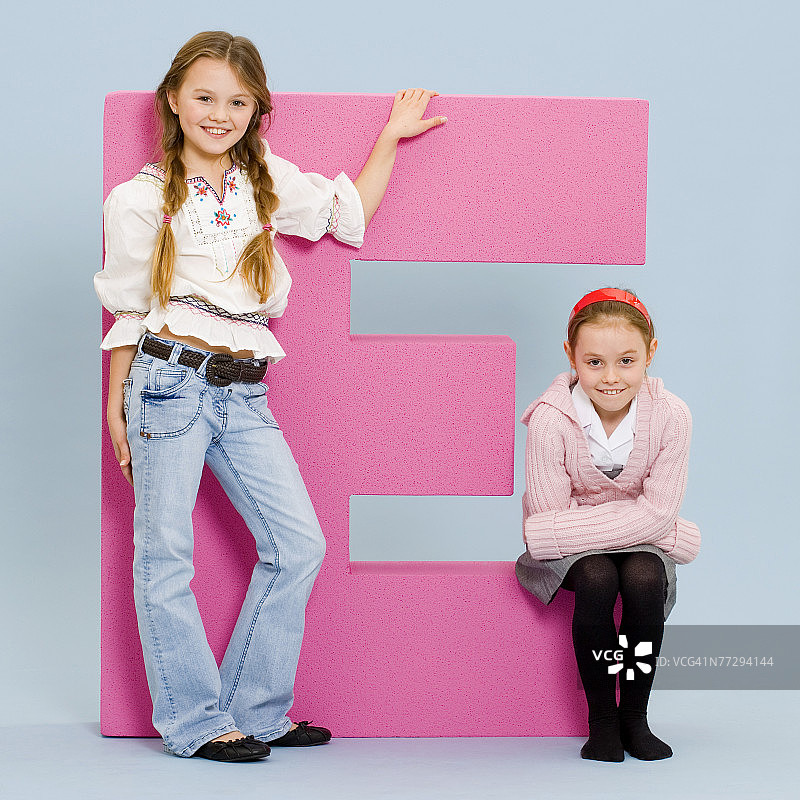 字母E的女孩图片素材