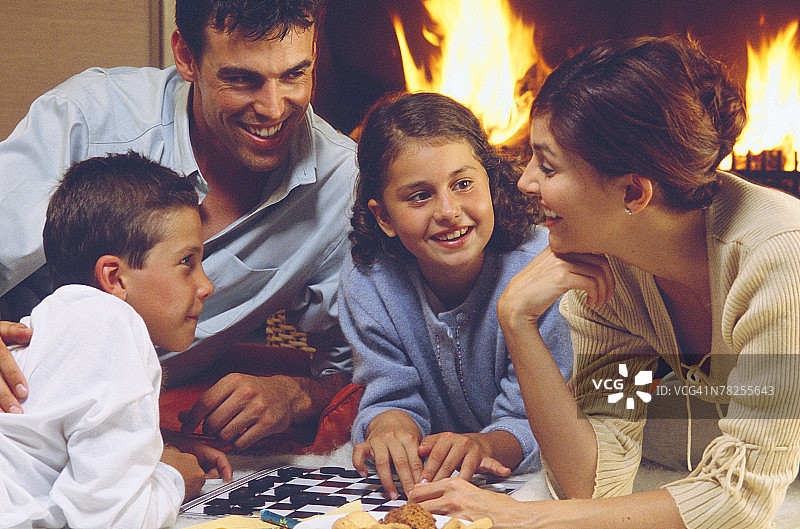 家庭游戏之夜在壁炉旁图片素材