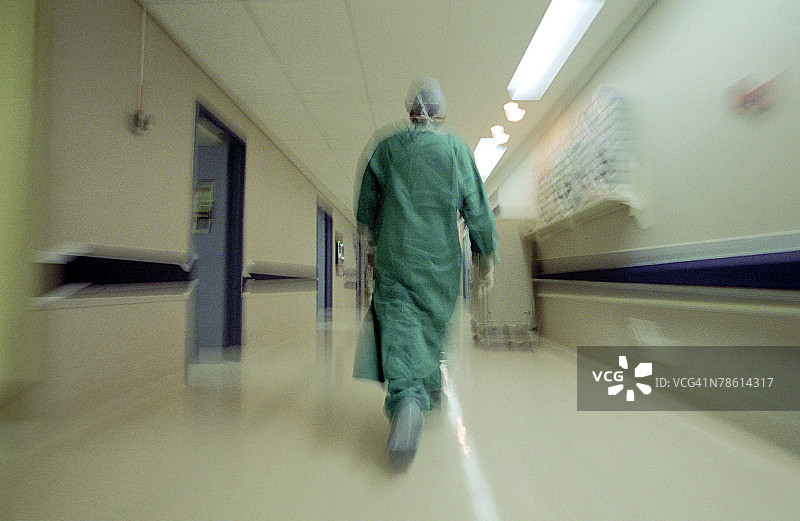 医生在走廊里奔跑图片素材