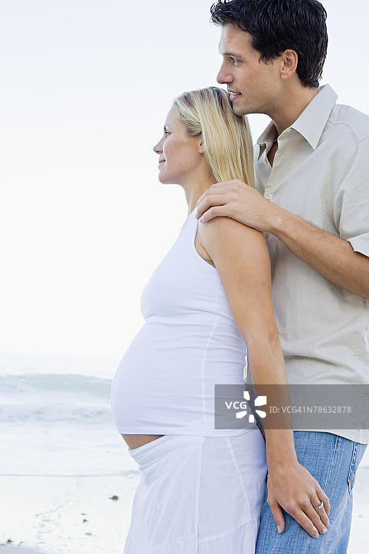海滩上的怀孕夫妇图片素材