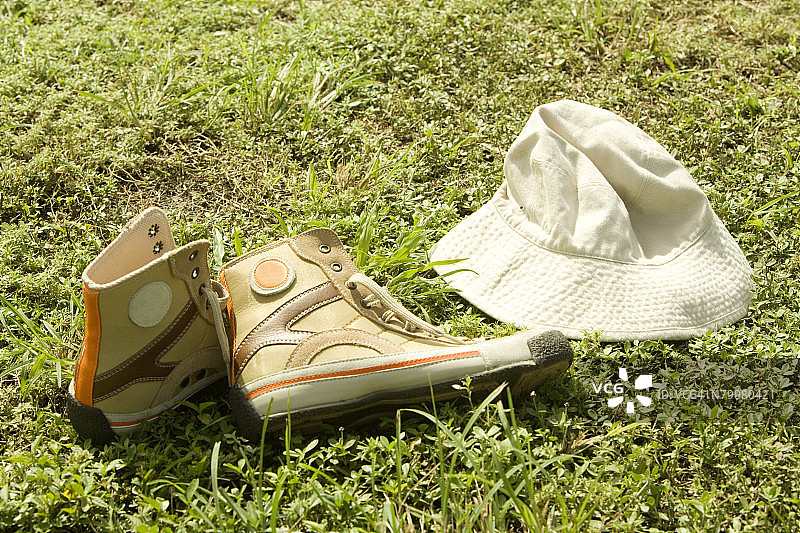 高角度视角的鞋子与帽子在草地上图片素材
