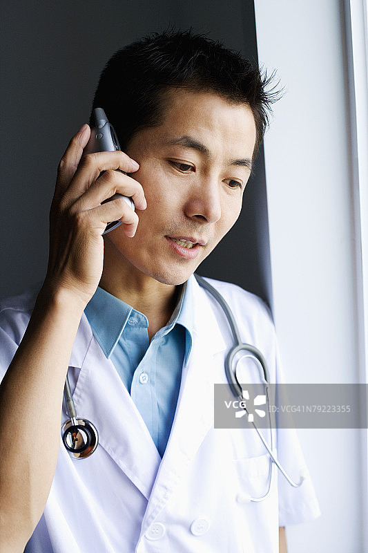 一个男医生用手机聊天的特写镜头图片素材