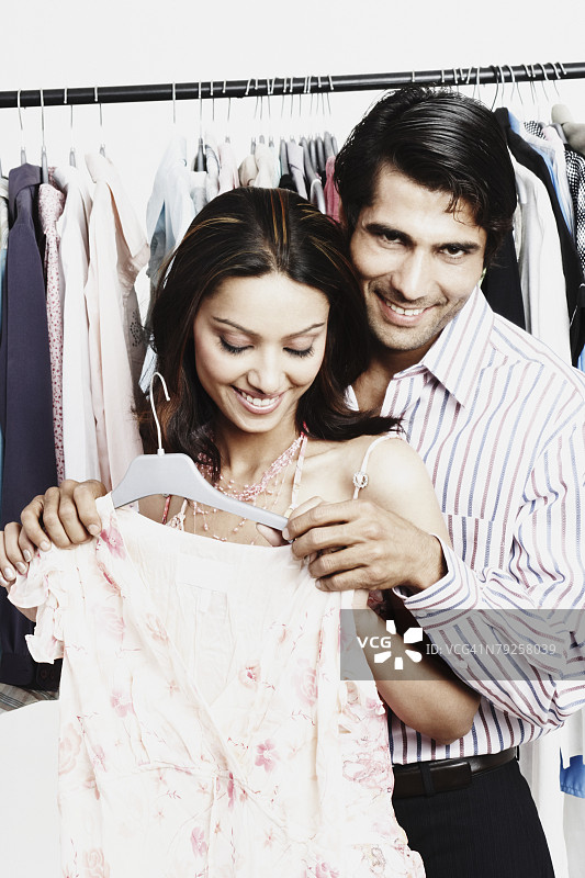 一对年轻夫妇站在服装店的特写图片素材