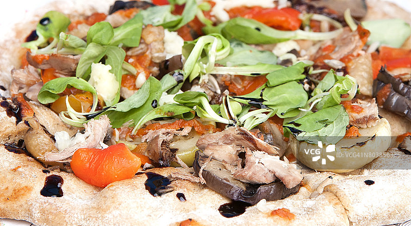 新鲜的意大利披萨，蘑菇，火腿，番茄，奶酪，浅白色背景。图片素材