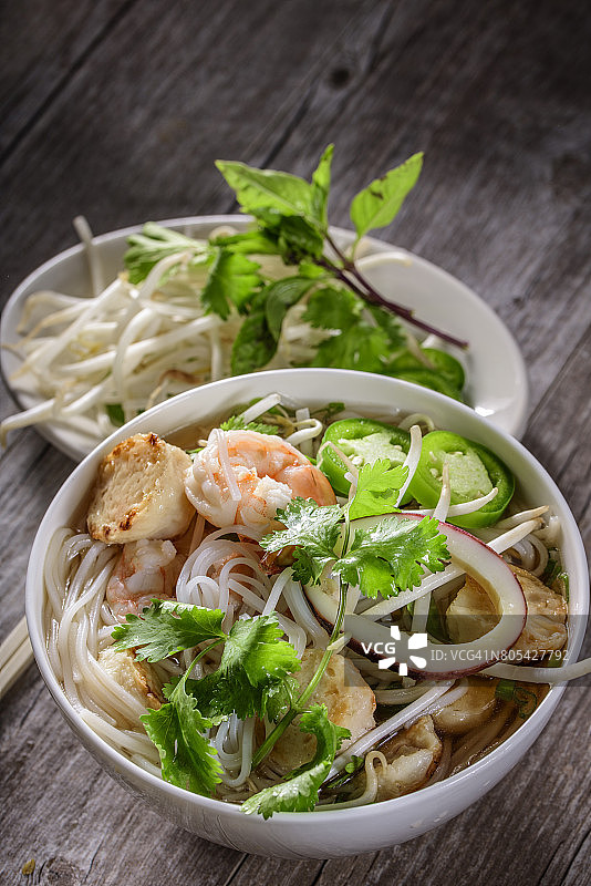 越南汤碗，配海鲜图片素材