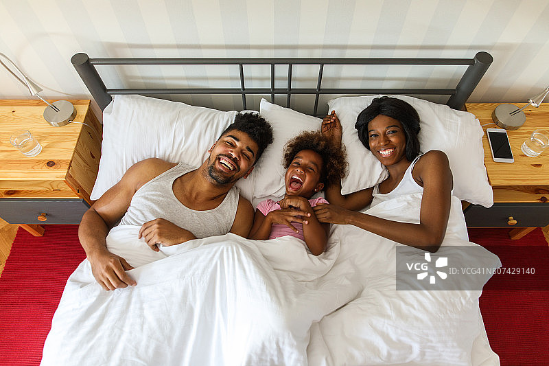 幸福的一家人躺在床上图片素材