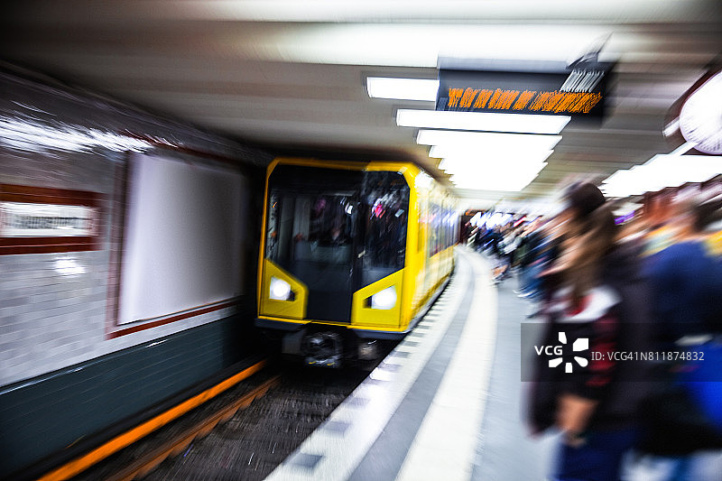 柏林地铁驶近站台图片素材