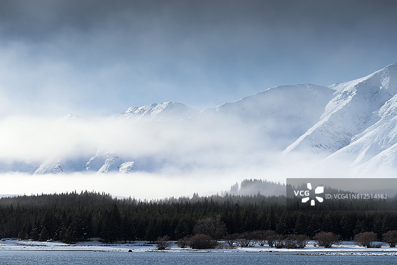 特卡波湖与雪山相映图片素材
