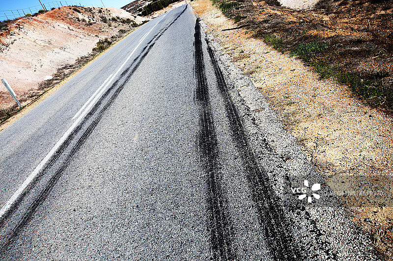 乡间柏油路上车辆轮胎刹车的打滑痕迹图片素材