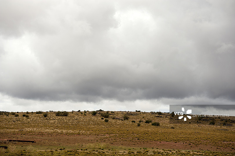 戏剧性的天空和乡村场景附近的Truxton，亚利桑那州，莫哈维县，美国图片素材