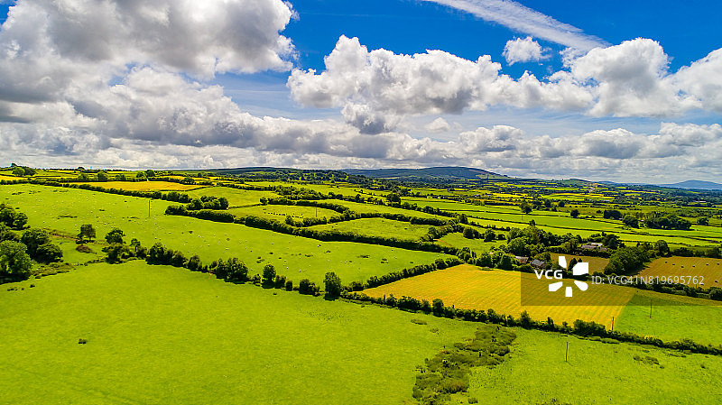 鸟瞰图爱尔兰乡村景色在阳光明媚的夏天在蒂珀雷里的田野。爱尔兰图片素材