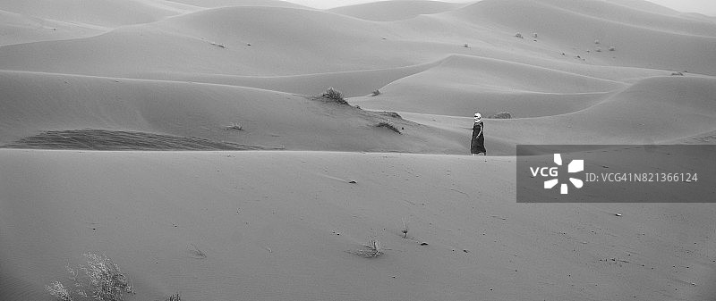 女人走沙漠图片素材