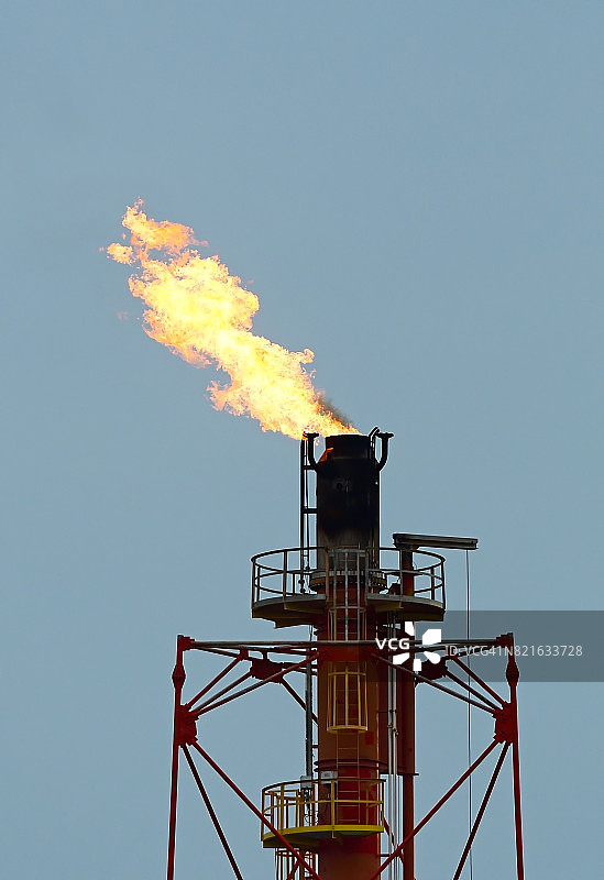 炼油厂火炬烟囱图片素材