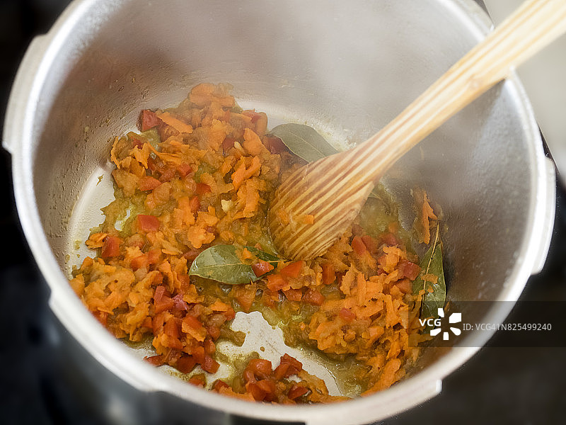 准备一种传统的蔬菜，用平底锅煸炒。西班牙图片素材