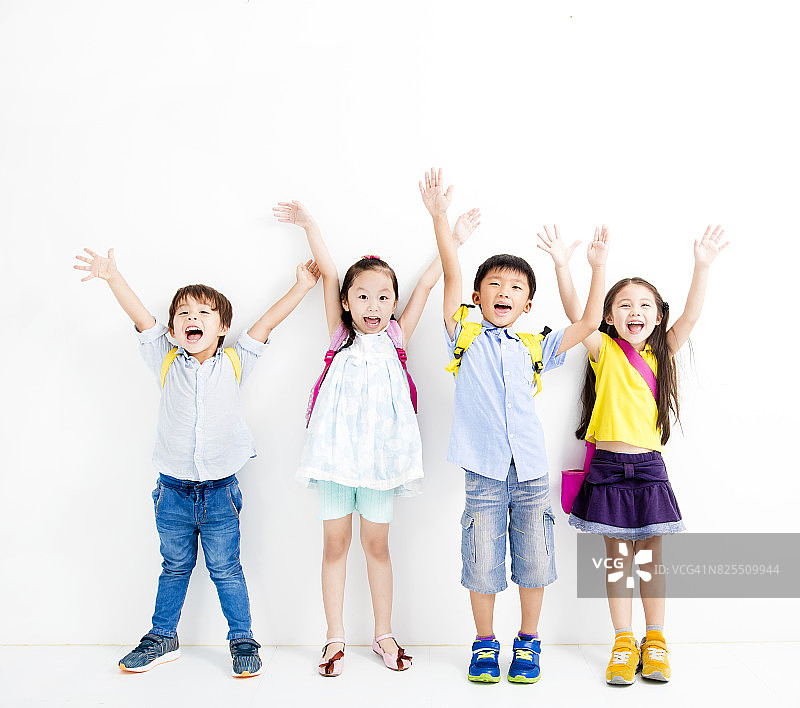 一群快乐微笑的孩子举起了手图片素材