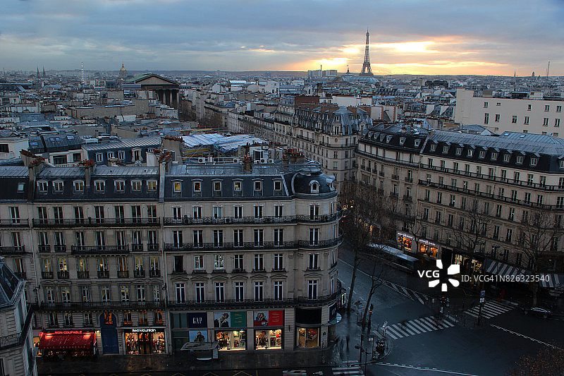 法国，法兰西岛，巴黎，艾菲尔铁塔和日落时的城市天际线图片素材