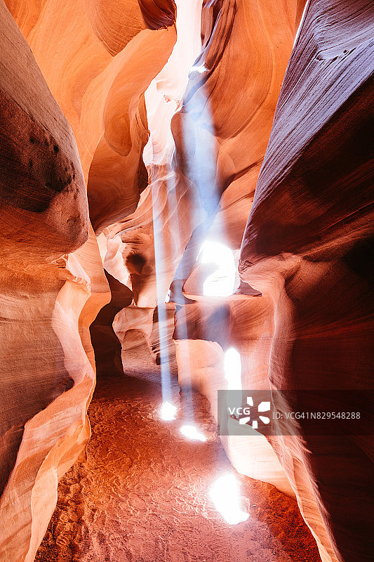 光线在上羚羊峡谷，美国图片素材