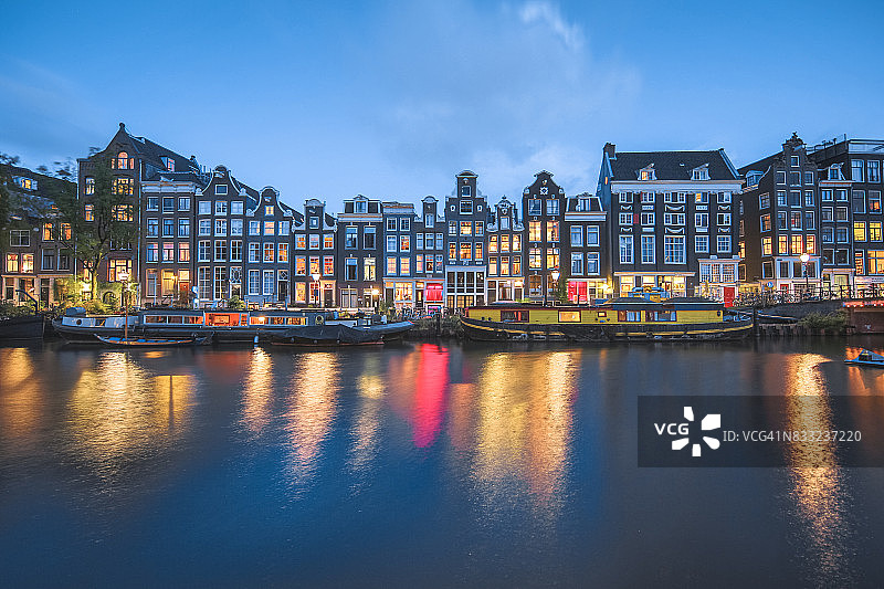 照亮阿姆斯特丹运河的黄昏，荷兰图片素材