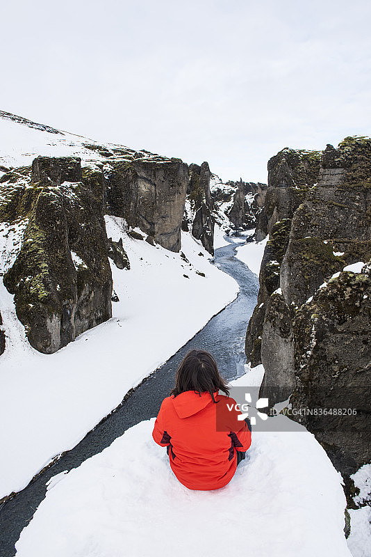 冬季游客在fjadrfljufur峡谷。冰岛。图片素材