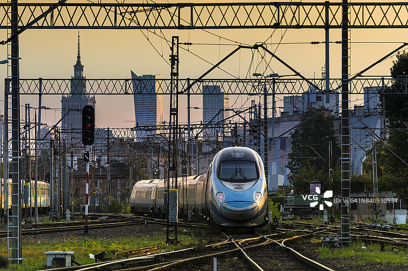 日落时分华沙的铁路枢纽图片素材