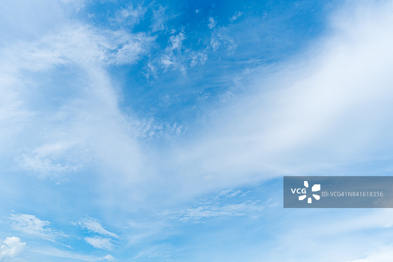清澈的蓝天作背景，云彩伴背景。图片素材