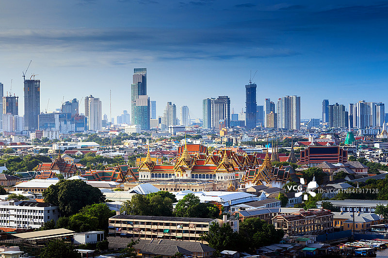 大皇宫和Wat phra keaw在日出曼谷，泰国。翡翠佛寺。首都的风景。亚洲最受欢迎的旅游目的地地标。天空的城市图片素材