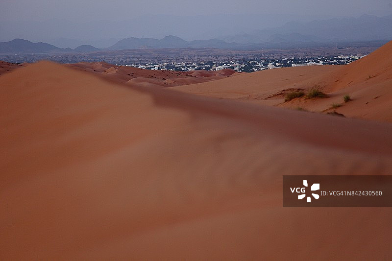 位于沙漠边缘的阿曼小镇，在沙丘后面图片素材