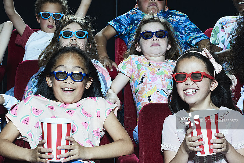 一群孩子在电影院看电影图片素材
