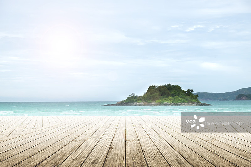 空木桌与派对上的海滩背景模糊。图片素材