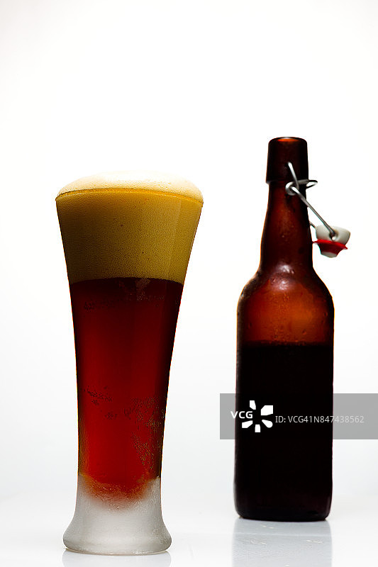 一杯黑啤和一瓶白底啤酒图片素材