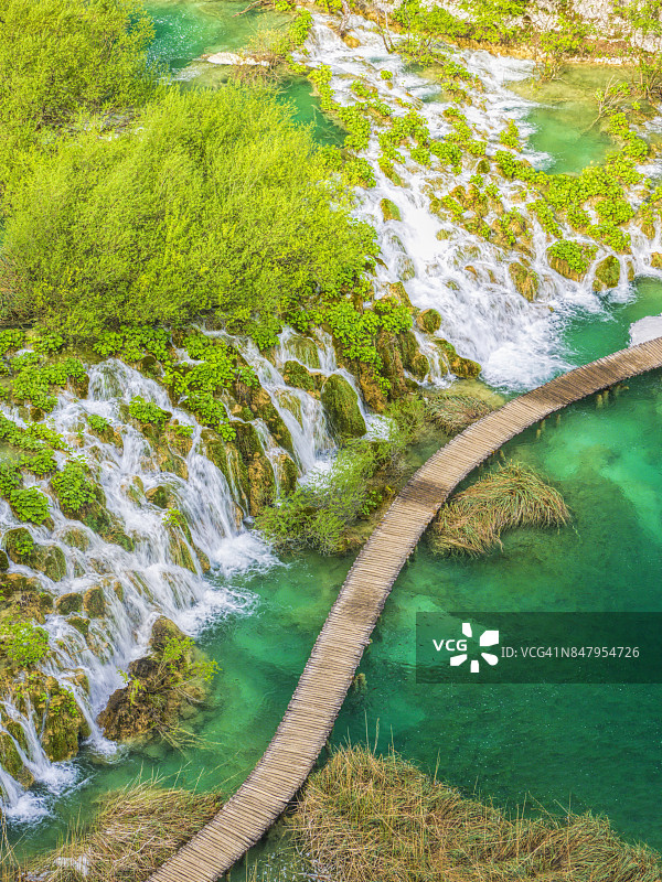 Plitvice国家湖泊公园的木板路和瀑布图片素材