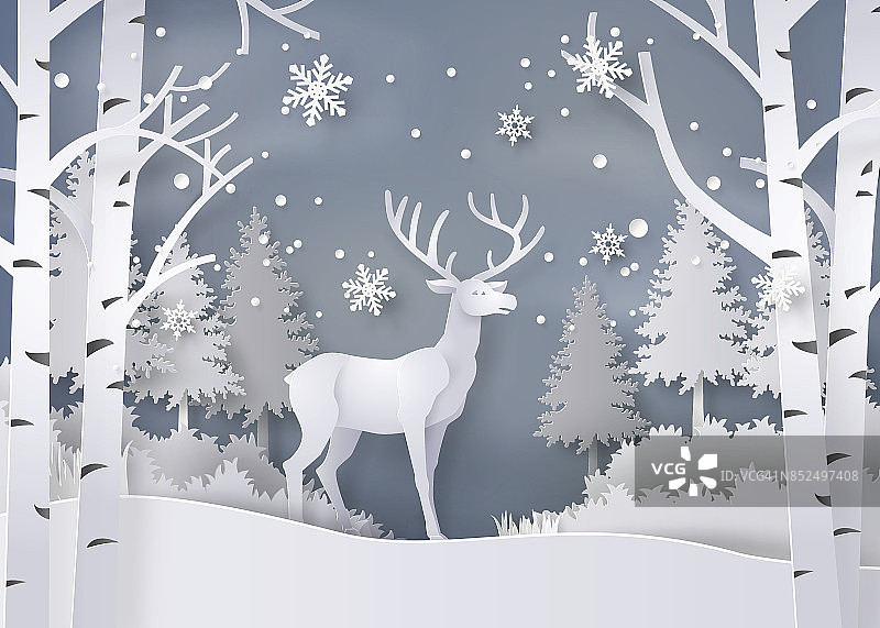 鹿在白雪覆盖的森林里。图片素材