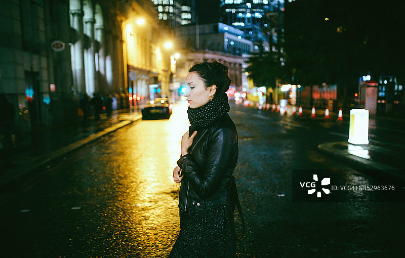 一个年轻女子独自走在伦敦的街道上图片素材
