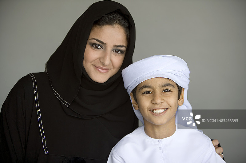 一个年轻的阿联酋女孩和她的兄弟的肖像。图片素材