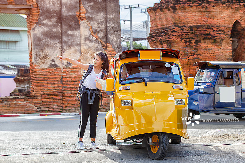 旅行者日本女孩拿着地图旅游问路与老人司机出租车或嘟嘟嘟嘟旅游图片素材