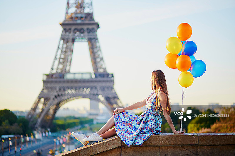 法国巴黎埃菲尔铁塔附近，女孩拿着彩色气球图片素材
