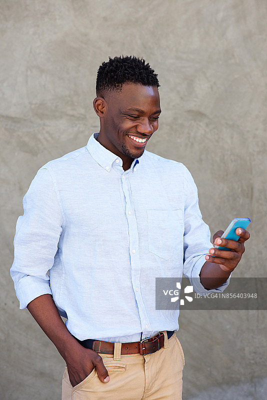 现代黑人青年在看手机短信图片素材