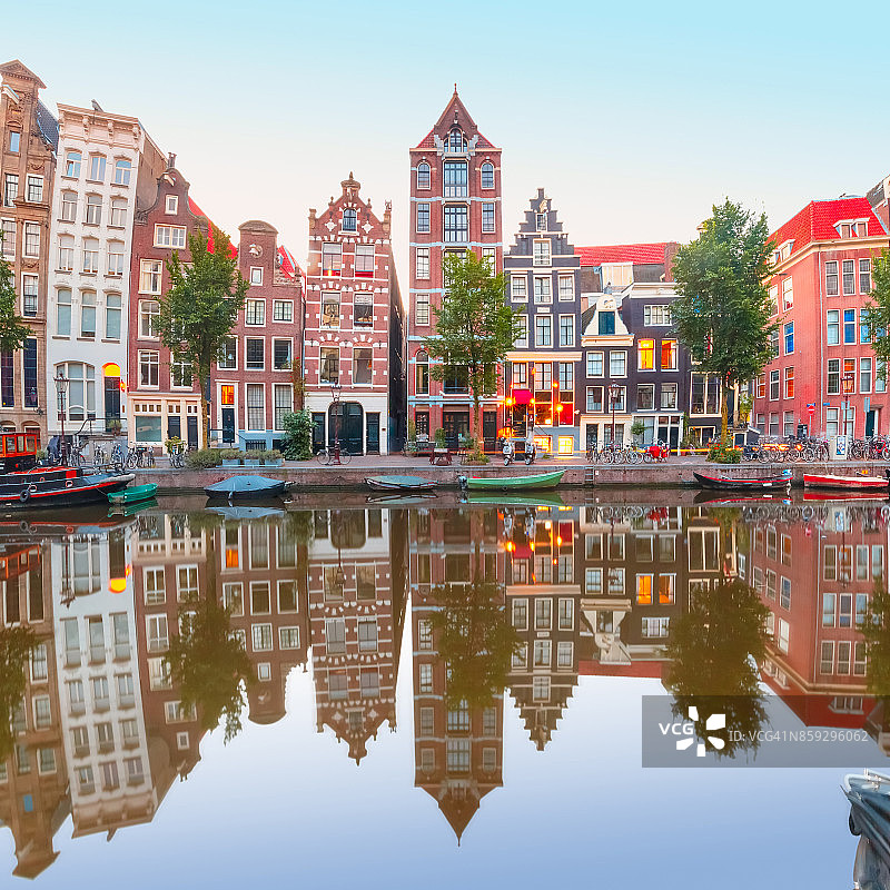 阿姆斯特丹运河亨格拉赫特清晨城市景观图片素材