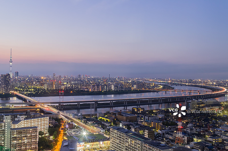 东京城市鸟瞰图与天空树和摩天大楼，高速公路照明，在黄昏的东京湾日本。图片素材