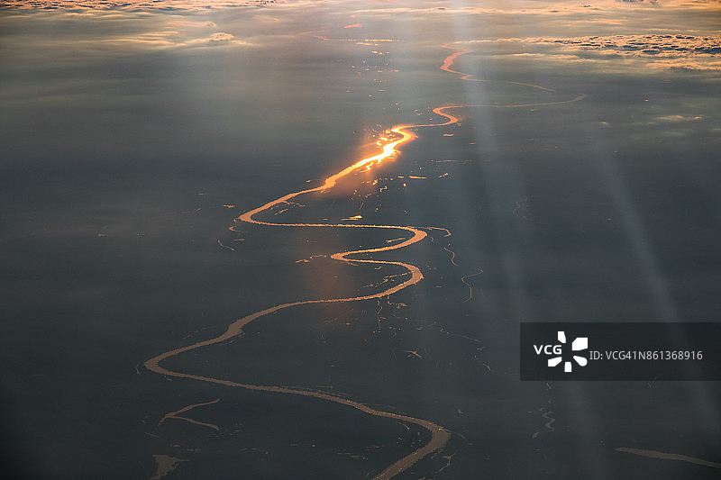鸟瞰图易北河，德国，在傍晚的太阳图片素材