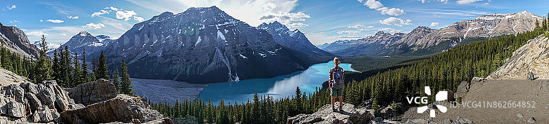 全景式的远足女性从山顶俯瞰自然图片素材